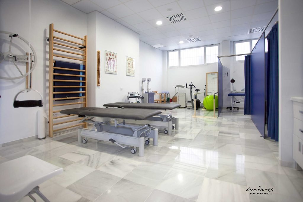 Sala de tratamiento con camillas y espalderas